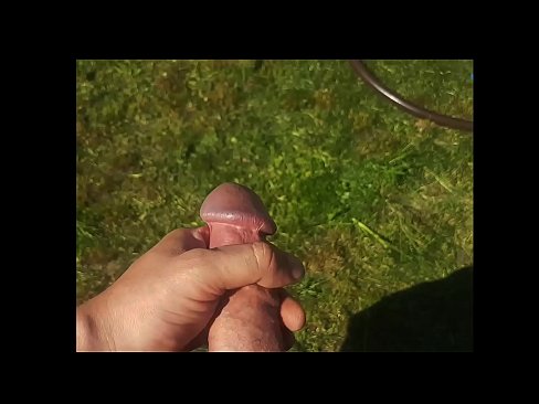 ❤️ Una guapa calenta es folla el seu cony rosa i es corre amb un esquitxat en un jardí d'estiu ️ Porno preciós al ca.redporn-tv.ru ❌❤